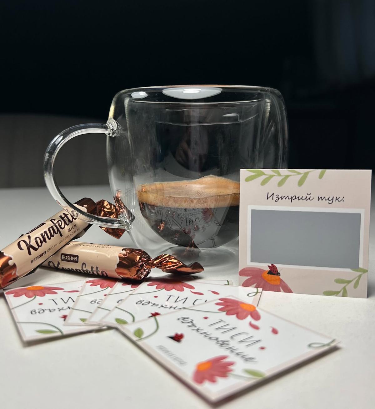 Кафе, вода и сладко изкушение в салона